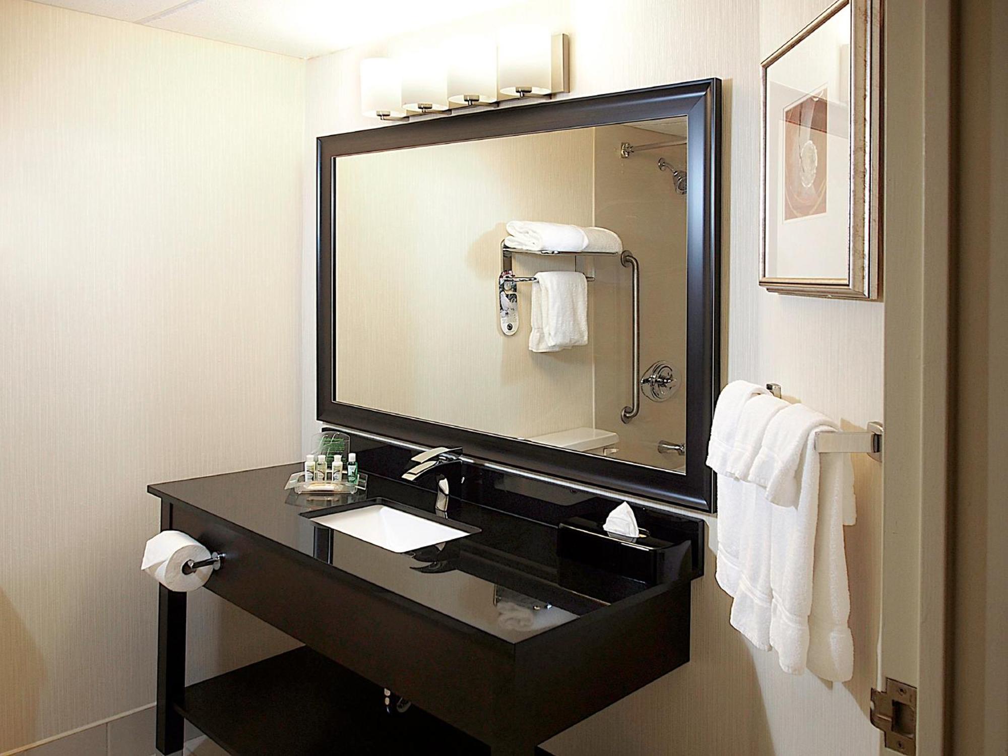 Hotel & Downtown By Ihg Winnipeg